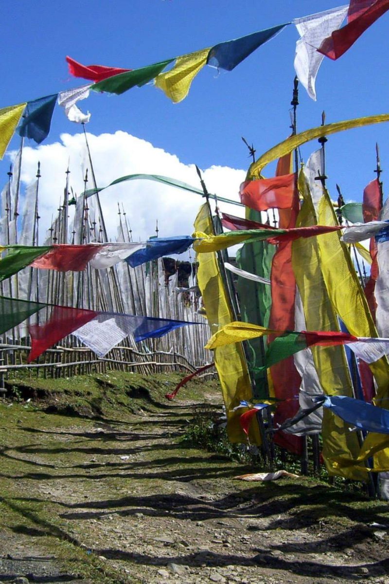 8-prayer_flags_at_the_pass-min