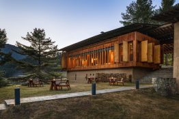 amankora-bhutan-gangtey-lodge-exterior